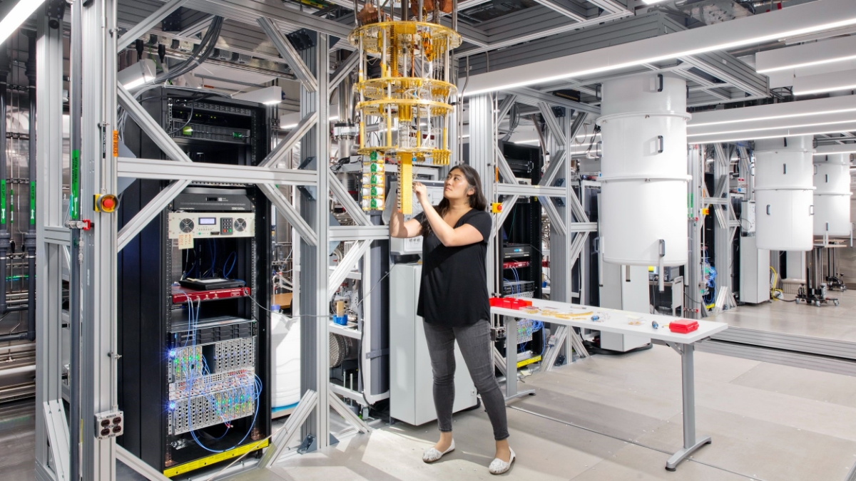 Các nhà nghiên cứu vận hành hệ thống máy tính lượng tử tại một phòng thí nghiệm của IBM. Công nghệ lượng tử được kỳ vọng mở ra kỷ nguyên tính toán siêu tốc và bảo mật cao, nhưng cũng đặt ra thách thức an ninh mạng toàn cầu. (Nguồn ảnh: Bloomberg/IBM Research)