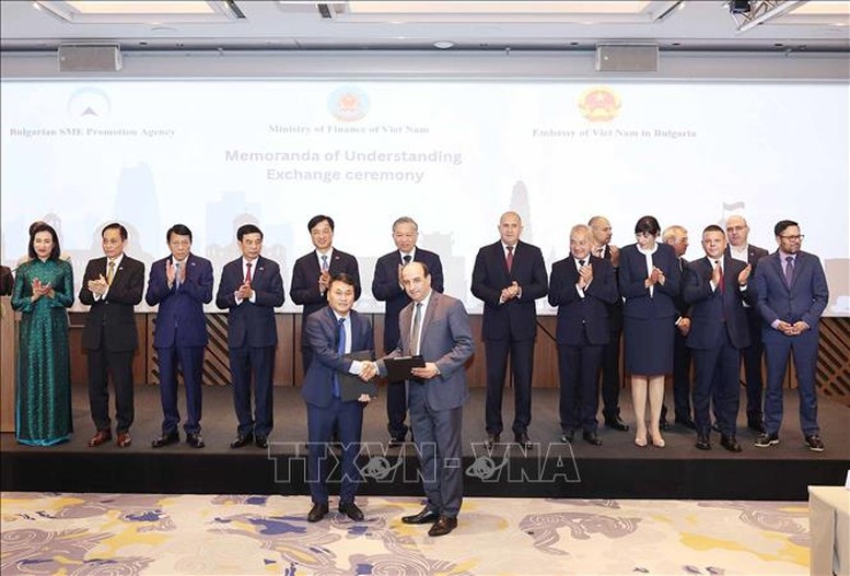 Tổng Bí thư Tô Lâm và Tổng thống Bulgaria Rumen Radev chứng kiến Thỏa thuận hợp tác về Công nghệ thông tin & chuyển đổi số giữa Tập đoàn Trí Nam với Tập đoàn Software Group - Ảnh: TTXVN