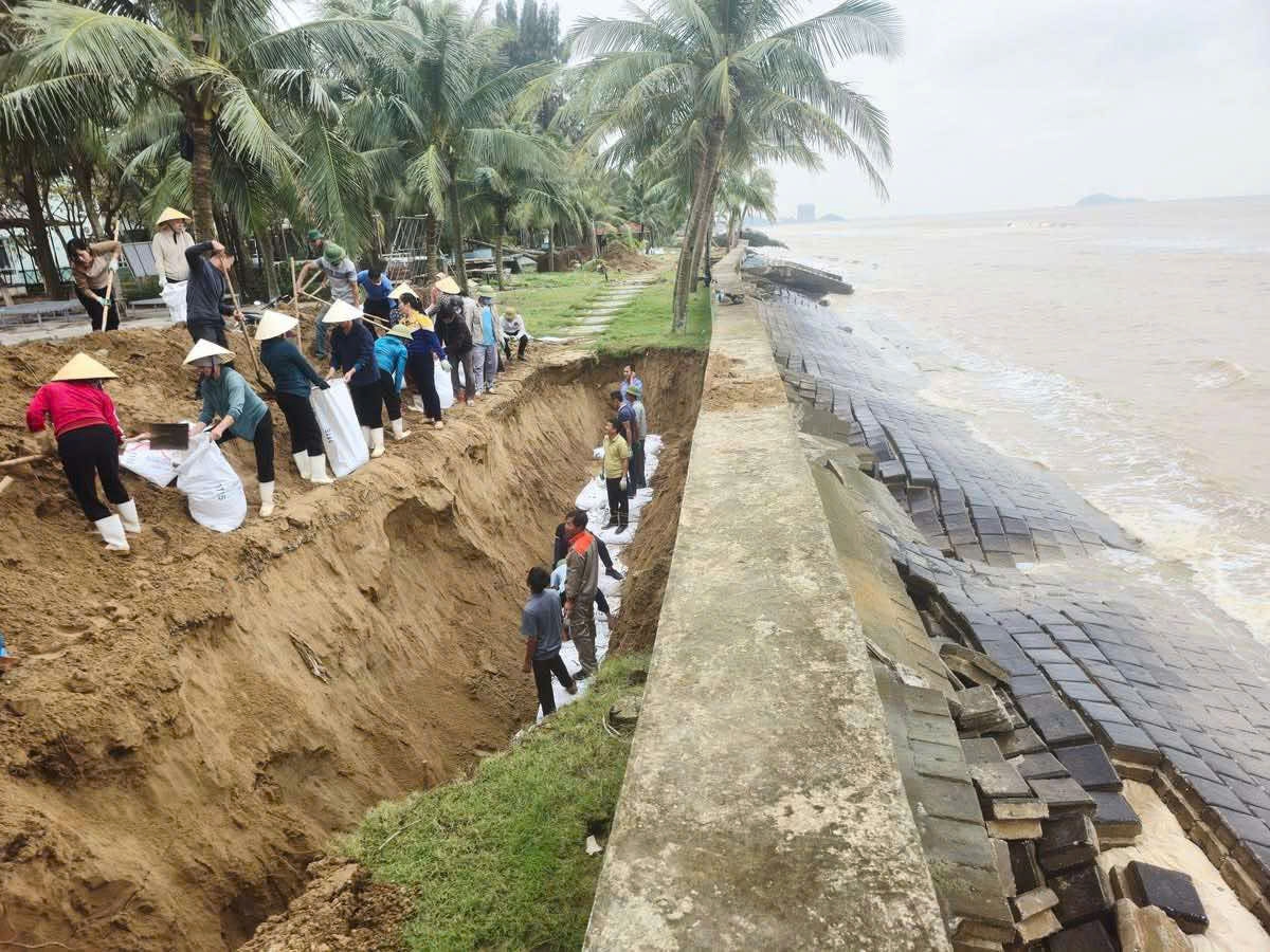 Những ngày qua, thời tiết tại Thanh Hóa tiếp tục mưa lớn kéo dài, khiến tình trạng sụt lún thêm trầm trọng. Theo ghi nhận, toàn bộ tuyến kè 2 km dọc bờ biển nhiều điểm sạt lở đã nứt sâu hơn, có nơi tạo hàm ếch ăn sâu vào bên trong.&nbsp; Sáng ngày 24/10, nhân viên khu nghỉ dưỡng Eureka Linh Trường san lấp tạm thời khu vực sụt lún để đảm bảo an toàn.