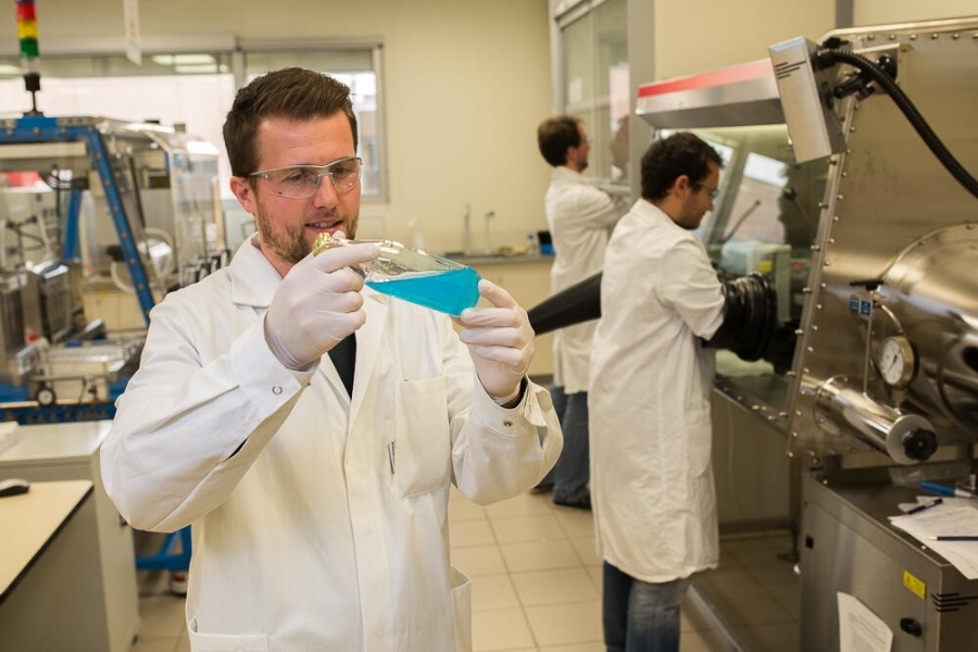 Kỹ sư R&D của Michelin tại phòng thí nghiệm.