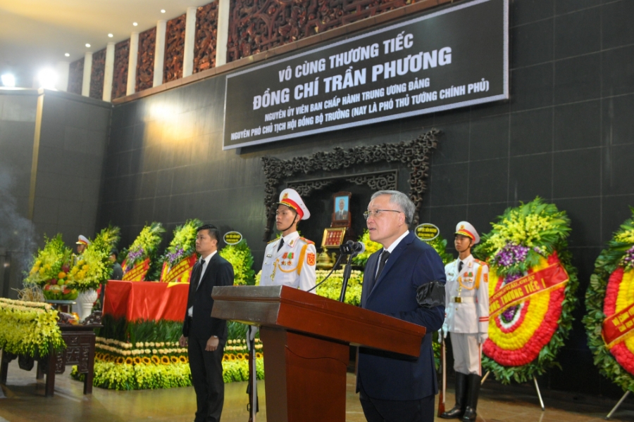 Ủy viên Bộ Chính trị, Phó Thủ tướng Thường trực
Chính phủ Nguyễn Hòa Bình đọc lời điếu tại Lễ truy điệu đồng chí Trần Phương  