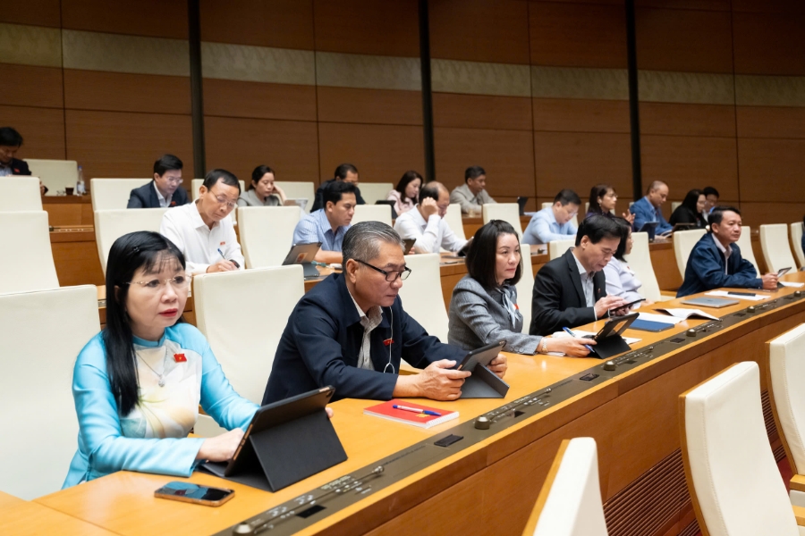 Chủ nhiệm Ủy ban Dân nguyện và Giám sát Dương Thanh Bình trình bày Báo cáo tóm tắt Giải trình, tiếp thu, chỉnh lý dự thảo Luật. Ảnh: Quốc hội.