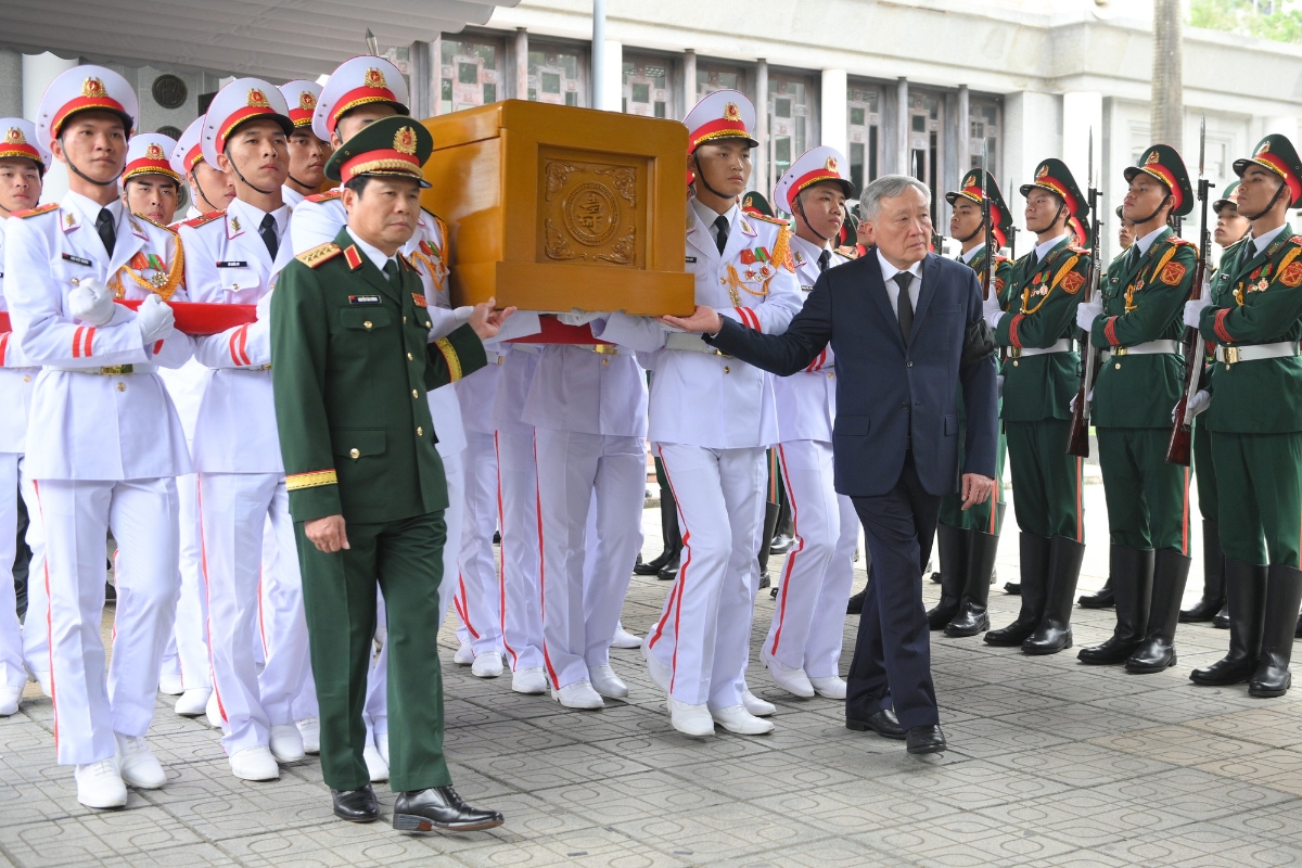 Phó Thủ tướng Thường trực Chính phủ Nguyễn Hòa Bình và Tổng Tham mưu trưởng Quân đội nhân dân Việt Nam, Thứ trưởng Quốc phòng Nguyễn Tân Cương đưa linh cữu đồng chí Trần Phương ra xe tang.