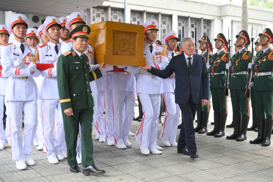 Phó Thủ tướng Thường trực Chính phủ Nguyễn Hòa Bình và Tổng Tham mưu trưởng Quân đội nhân dân Việt Nam, Thứ trưởng Quốc phòng Nguyễn Tân Cương đưa linh cữu đồng chí Trần Phương ra xe tang.