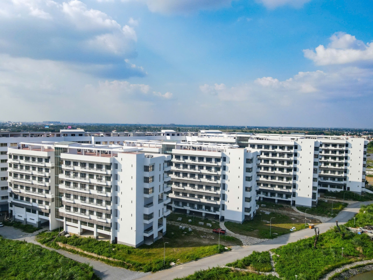 Theo kế hoạch, bệnh viện sẽ tuyển dụng khoảng 1.200 cán bộ y tế, trong đó có 300 bác sĩ, nhằm đáp ứng nhu cầu phục vụ quy mô 1.000 giường bệnh từ tháng 12/2025. Trong hơn một năm qua, đã có khoảng 100 bác sĩ trình độ cao được tuyển dụng, gửi đi đào tạo chuyên sâu trong nước và quốc tế. Công tác tuyển dụng vẫn đang tiếp tục được triển khai, hướng tới mục tiêu xây dựng đội ngũ y bác sĩ chất lượng, làm nòng cốt cho việc vận hành cơ sở mới.