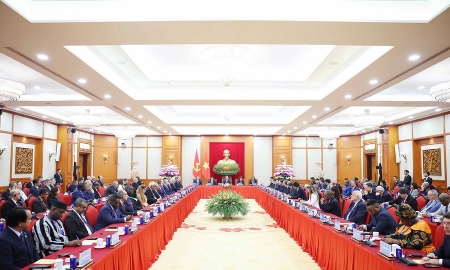 Tổng Bí thư tiếp Trưởng đoàn các nước tham dự Lễ mở ký Công ước Hà Nội