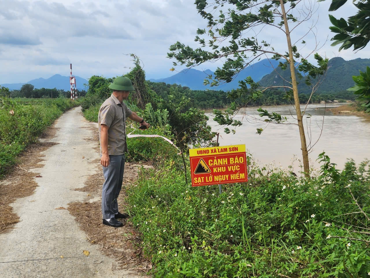 Chính quyền địa phương đặt biển cảnh báo tại các khu vực bị sạt lở