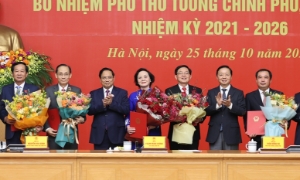 Thủ tướng trao quyết định bổ nhiệm và giao nhiệm vụ cho 2 Phó Thủ tướng, 3 Bộ trưởng