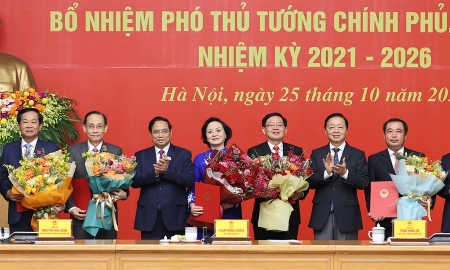 Thủ tướng trao quyết định bổ nhiệm và giao nhiệm vụ cho 2 Phó Thủ tướng, 3 Bộ trưởng