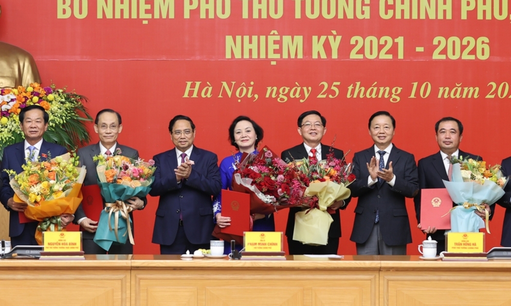 Thủ tướng trao quyết định và tặng hoa cho các Phó Thủ tướng và Bộ trưởng - Ảnh: VGP.