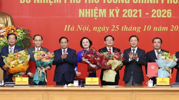 Thủ tướng trao quyết định bổ nhiệm và giao nhiệm vụ cho 2 Phó Thủ tướng, 3 Bộ trưởng