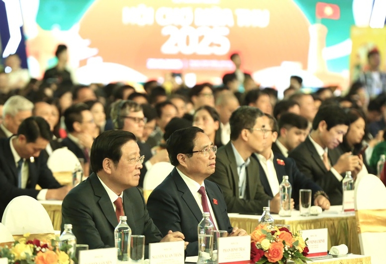 Các đồng chí lãnh đạo Đảng, Nhà nước dự khai mạc Hội chợ - Ảnh: VGP