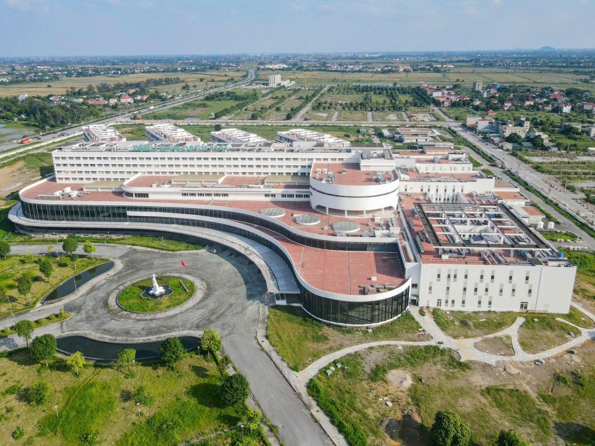 Bệnh viện Bạch Mai đang gấp rút hoàn thiện các hạng mục cuối cùng của cơ sở tại Ninh Bình, đồng thời triển khai công tác chuẩn bị nhân lực để bảo đảm vận hành thông suốt khi bệnh viện đi vào hoạt động.