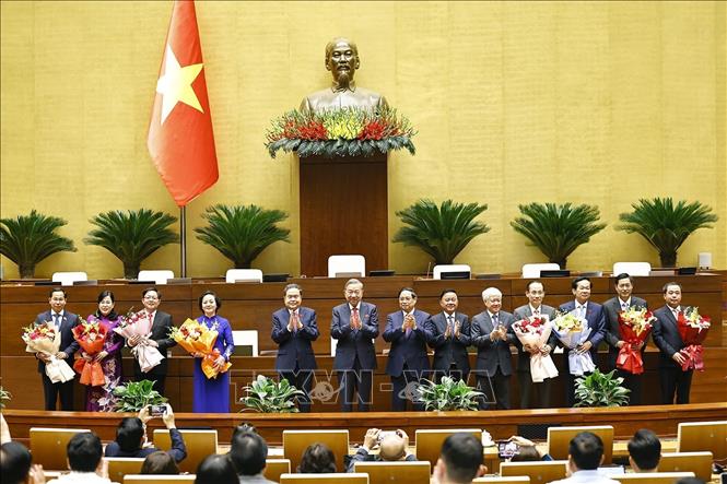 Tổng Bí thư Tô Lâm, Thủ tướng Phạm Minh Chính, Chủ tịch Quốc hội Trần Thanh Mẫn và các đồng chí lãnh đạo Đảng, Nhà nước tặng hoa chúc mừng các Phó Thủ tướng, Bộ trưởng và các Chủ nhiệm Uỷ ban của Quốc hội. Ảnh: TTXVN.
