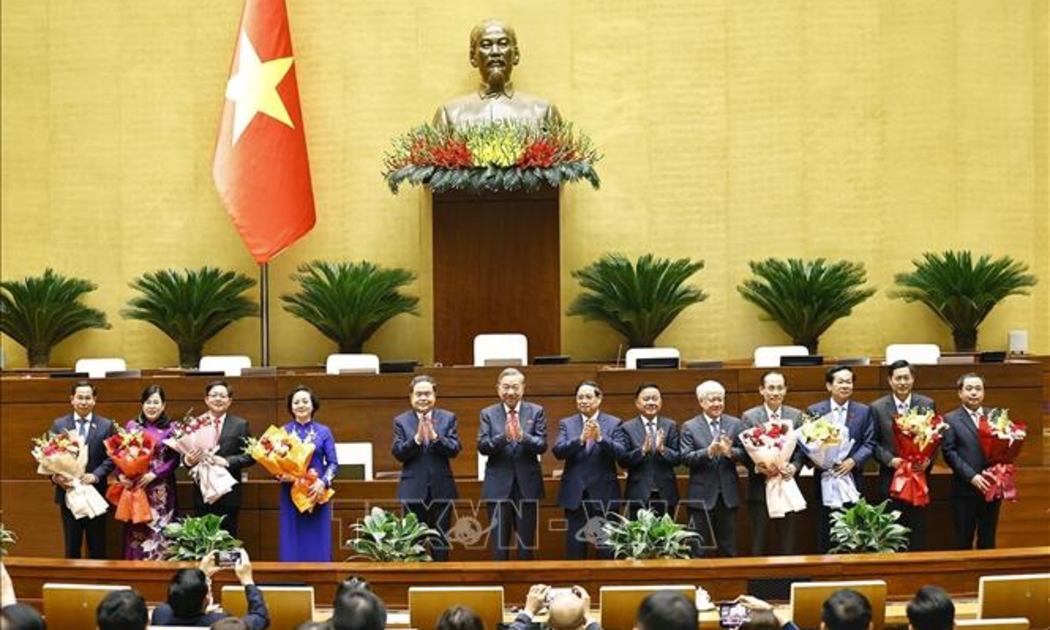 Tổng Bí thư Tô Lâm, Thủ tướng Phạm Minh Chính, Chủ tịch Quốc hội Trần Thanh Mẫn và các đồng chí lãnh đạo Đảng, Nhà nước tặng hoa chúc mừng các Phó Thủ tướng, Bộ trưởng và các Chủ nhiệm Uỷ ban của Quốc hội. Ảnh: TTXVN.
