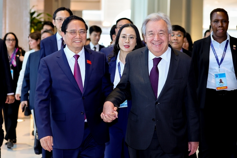 Thủ tướng Phạm Minh Chính và Tổng Thư ký Liên Hợp Quốc António Guterres tới dự họp báo về Lễ mở ký và Hội nghị cấp cao Công ước của Liên Hợp Quốc về chống tội phạm mạng - Ảnh: VGP. 