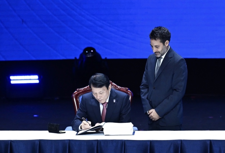 Bộ trưởng Bộ Công an Lương Tam Quang ký Công ước của Liên hợp quốc về Chống tội phạm mạng - Ảnh VGP.&nbsp;