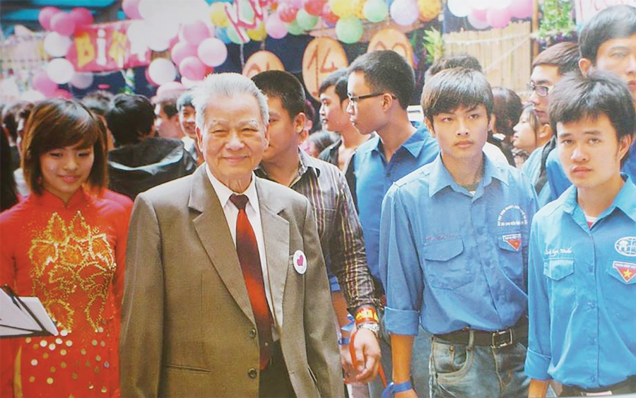 GS.Trần Phương cùng các đồng chí và đồng nghiệp của ông đã sáng lập và lãnh đạo hoạt động của một mô hình trường đại học tư thục mới ở Việt Nam – trường đại học không vì mục đích lợi nhuận.