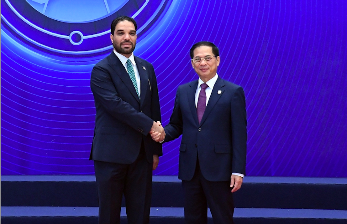 Phó Thủ tướng Bùi Thanh Sơn đón các đại biểu quốc tế đến dự Lễ mở ký - Ảnh VGP.