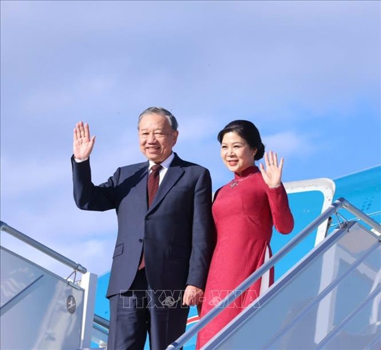 Tổng Bí thư Tô Lâm và Phu nhân tại sân bay quốc tế Sofia - Ảnh: TTXVN