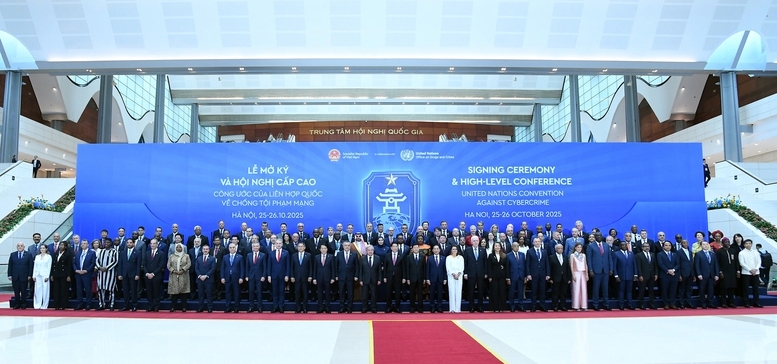 Chủ tịch nước Lương Cường, Tổng Thư ký Liên Hợp Quốc Antonio Guterres và các đại biểu tại Lễ mở ký Công ước Hà Nội - Ảnh VGP