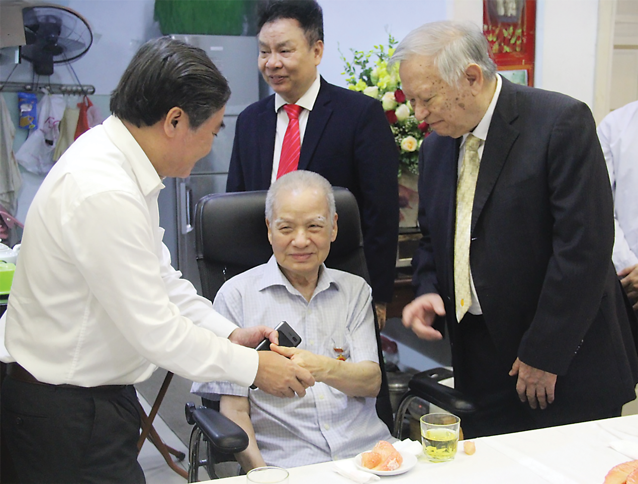 GS.TSKH. Nguyễn Quang Thái (người bên phải) chúc mừng GS. Trần Phương nhận Huy hiệu 75 năm tuổi Đảng.