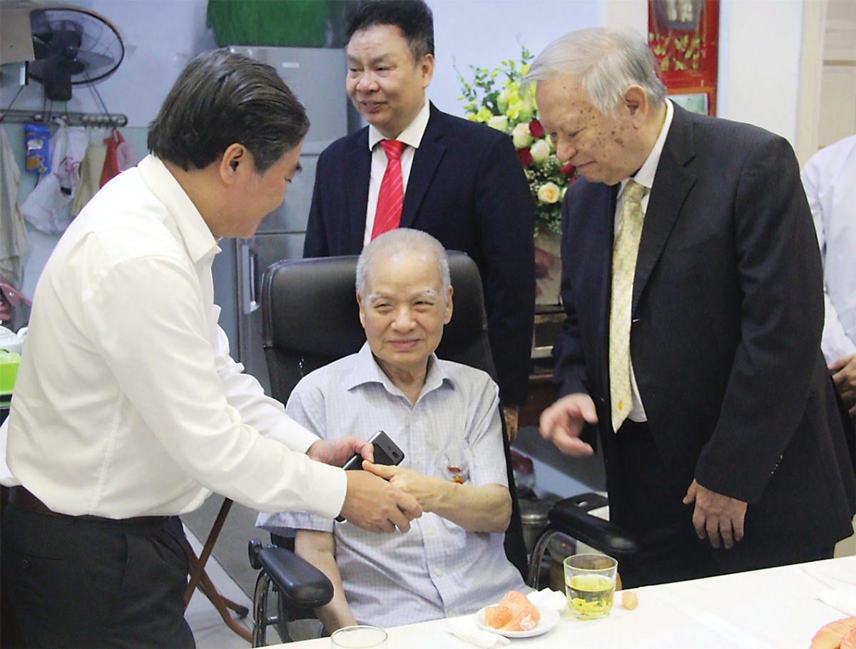 GS.TSKH. Nguyễn Quang Thái (người bên phải) chúc mừng GS. Trần Phương nhận Huy hiệu 75 năm tuổi Đảng.