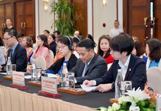 Các đại biểu tahm dự hội thảo.