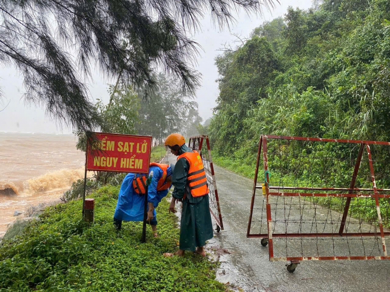 Lực lượng chức năng rào chắn đường và lắp đặt biển cảnh báo nguy hiểm tại tuyến đường sạt lở.&nbsp;