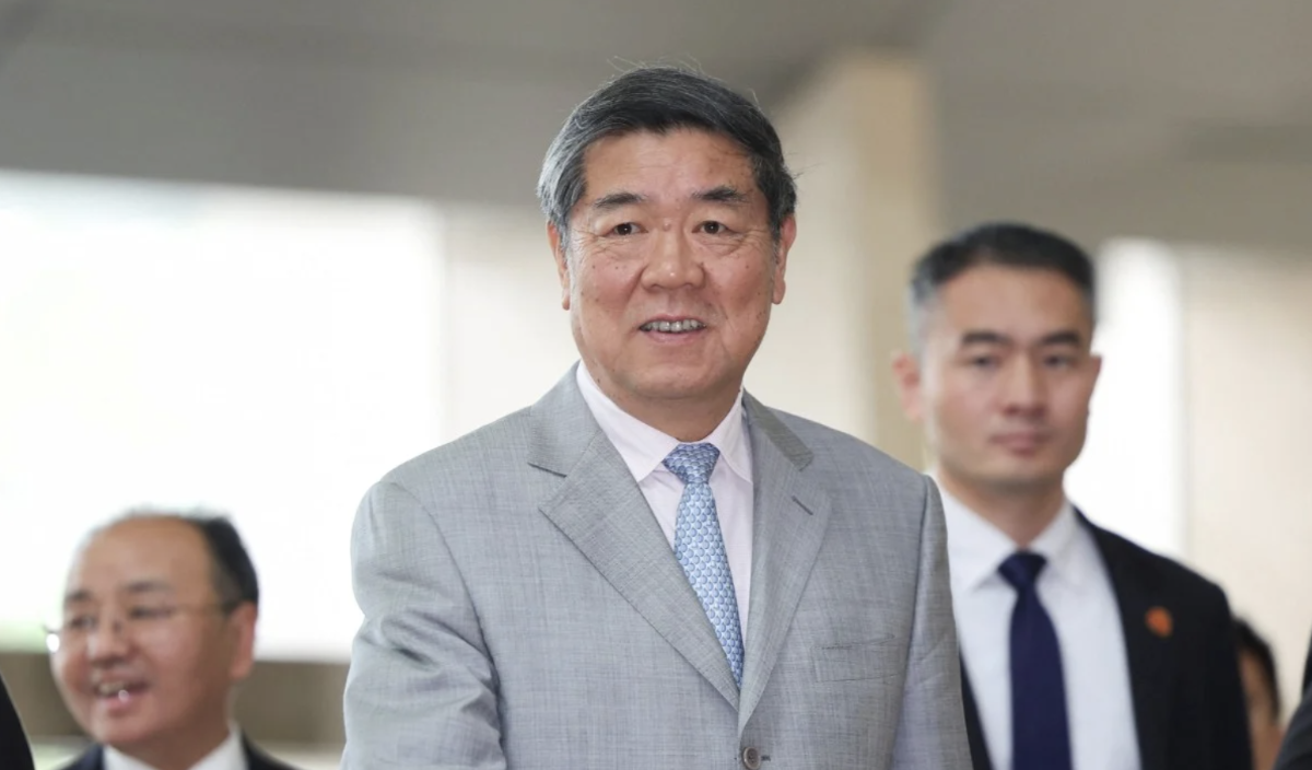 Phó thủ tướng Trung Quốc Hà Lập Phong tới địa điểm để đàm phán thương mại với phái đoàn Mỹ tại Kuala Lumpur, Malaysia ngày 25/10/2025 - Ảnh: Reuters.