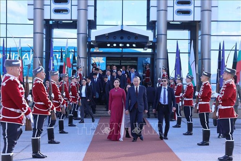 Lễ tiễn Tổng Bí thư Tô Lâm và Phu nhân tại sân bay quốc tế Sofia - Ảnh: TTXVN