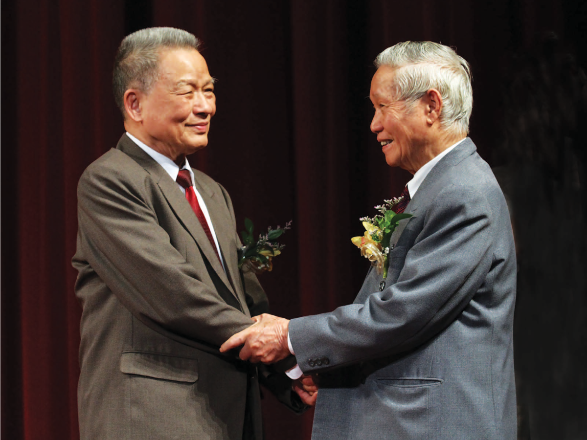 GS Trần Phương (bên trái) và GS. Đào Nguyên Cát, nguyên Tổng biên tập Tập san Thông tin Kinh tế.