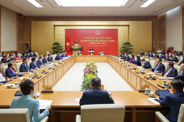 Thủ tướng tin tưởng và mong muốn rằng, các đồng chí tân Phó Thủ tướng, tân Bộ trưởng sẽ chung sức, đồng lòng cùng với tập thể Chính phủ đoàn kết, thống nhất, kế thừa, phát huy truyền thống và kinh nghiệm quý báu của Chính phủ... - Ảnh: VGP.