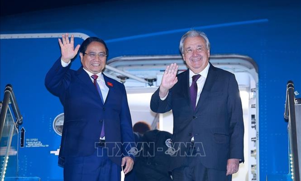 Thủ tướng Phạm Minh Chính và Tổng Thư ký Liên hợp quốc António Guterres cùng lên chuyên cơ rời Hà Nội sang Kuala Lumpur, Malaysia tham dự Hội nghị Cấp cao ASEAN lần thứ 47 và các Hội nghị Cấp cao liên quan. Ảnh: Dương Giang/TTXVN
