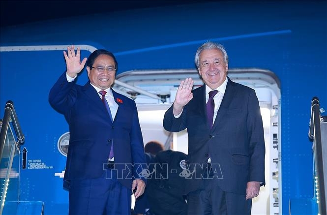 Thủ tướng Phạm Minh Chính và Tổng Thư ký Liên hợp quốc António Guterres cùng lên chuyên cơ rời Hà Nội sang Kuala Lumpur, Malaysia tham dự Hội nghị Cấp cao ASEAN lần thứ 47 và các Hội nghị Cấp cao liên quan. Ảnh: Dương Giang/TTXVN
