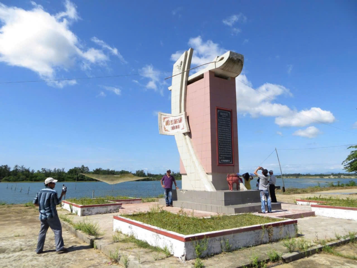 Bến đò Tùng Luật