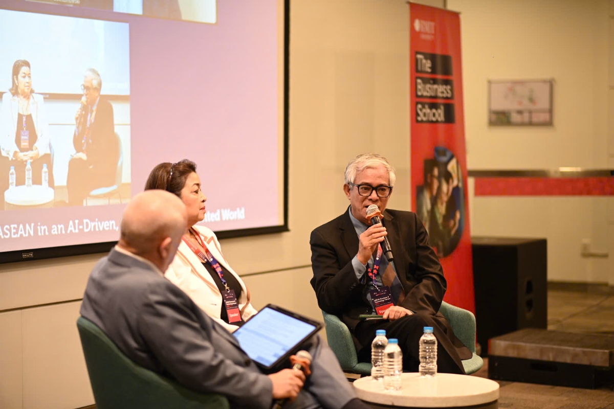 Phiên thảo luận toàn thể với sự tham gia của các cựu đại sứ và chuyên gia khu vực, tập trung vào năng lực cạnh tranh của ASEAN trong kỷ nguyên AI, chuyển đổi xanh và biến động địa chính trị. (Ảnh: RMIT)
