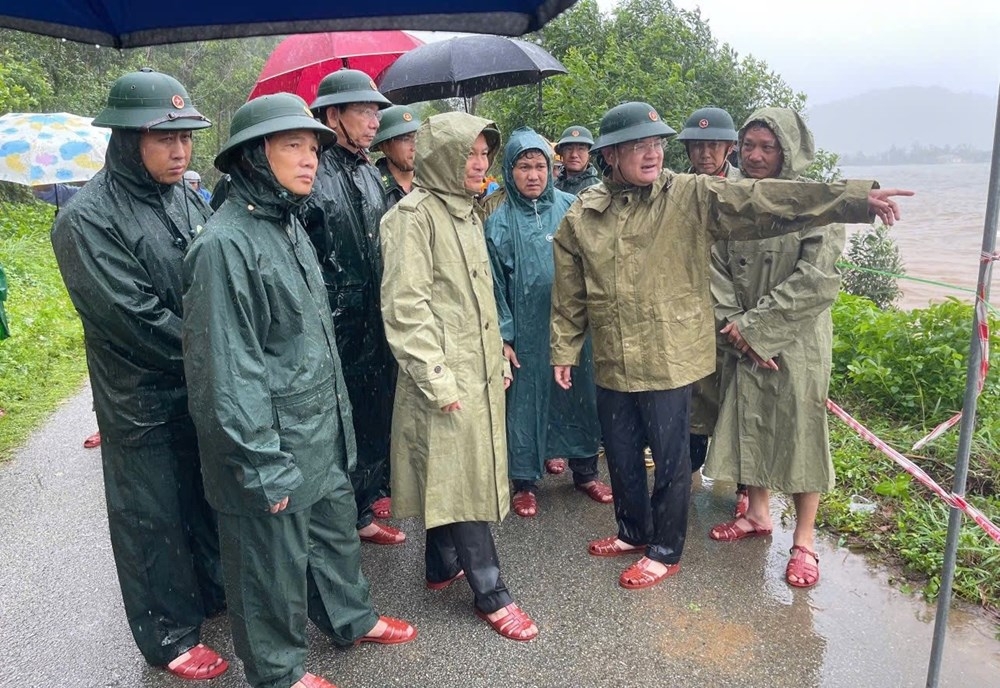 Ông Hoàng Hải Minh, Phó Chủ tịch UBND thành phố Huế, kiểm tra tại hiện trường sạt lở ở thôn Tân An Hải