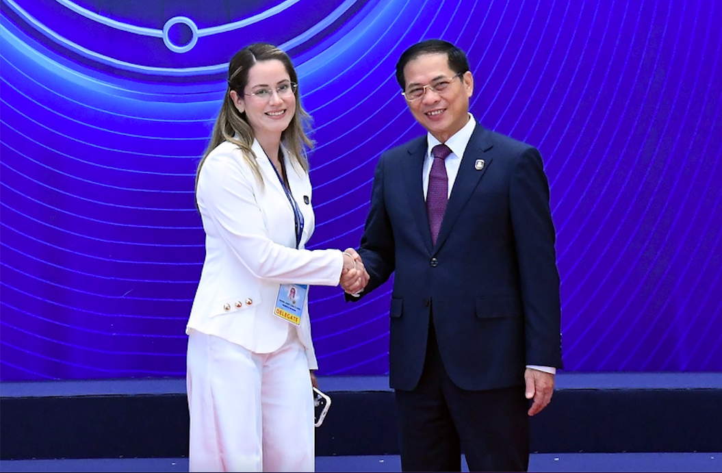 Phó Thủ tướng Bùi Thanh Sơn đón các đại biểu quốc tế đến dự Lễ mở ký - Ảnh VGP.