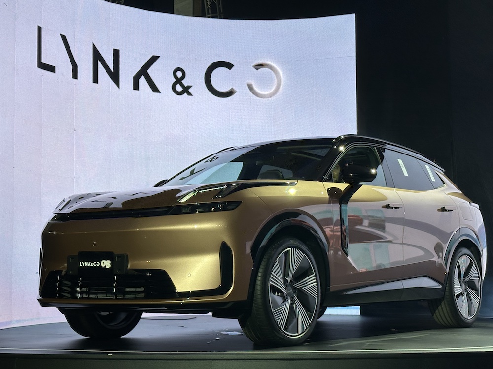 <i>Lynk & Co 08 EM-P nổi bật với hệ thống công nghệ an toàn chủ động hàng đầu phân khúc, được trang bị tới 5 radar mm-wave, 10 camera và 12 cảm biến siêu âm, với công suất xử lý 116 TOPS - mang lại khả năng nhận diện và phản ứng nhanh chóng trong mọi tình huống giao thông.</i>