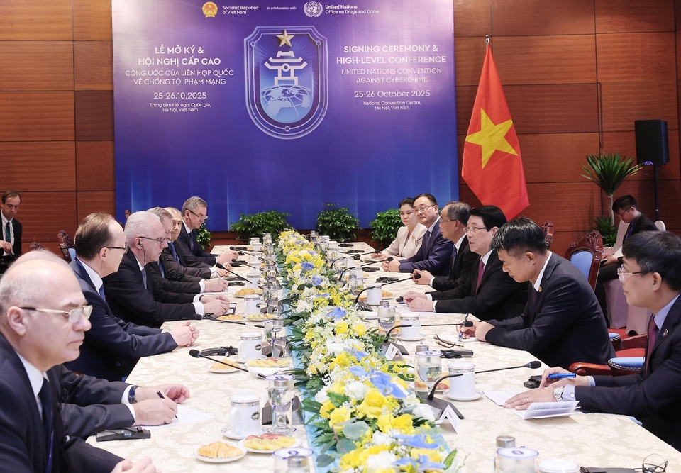 Chủ tịch nước Lương Cường tiếp Tổng Công tố Liên bang Nga A.V. Gutsan, dẫn đầu đoàn đại biểu Nga sang tham dự Lễ Mở ký Công ước Liên hợp quốc về chống tội phạm mạng được tổ chức tại Hà Nội từ ngày 25 – 26/10/2025. Ảnh: TTXVN