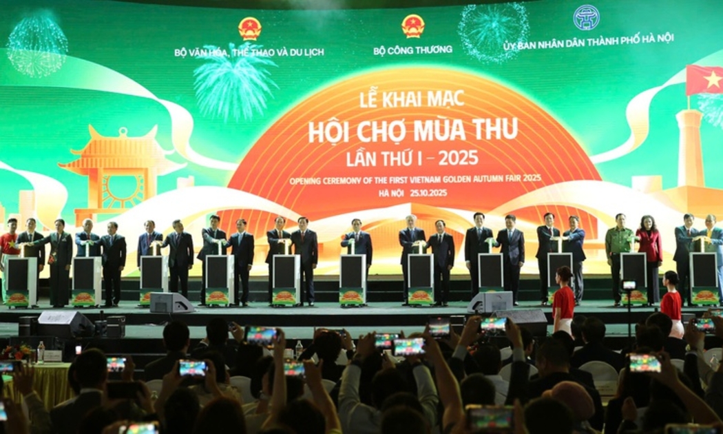 Thủ tướng và các đại biểu thực hiện nghi thức khai mạc Hội chợ - Ảnh: VGP