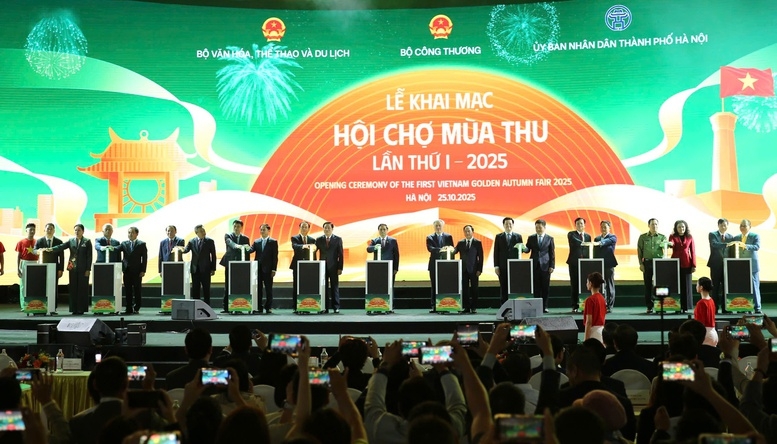 Thủ tướng và các đại biểu thực hiện nghi thức khai mạc Hội chợ - Ảnh: VGP