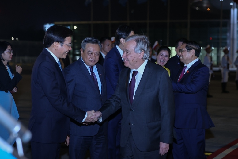 Bộ trưởng, Chủ nhiệm Văn phòng Chính phủ Trần Văn Sơn tiễn đoàn tại sân bay Nội Bài - Ảnh: VGP