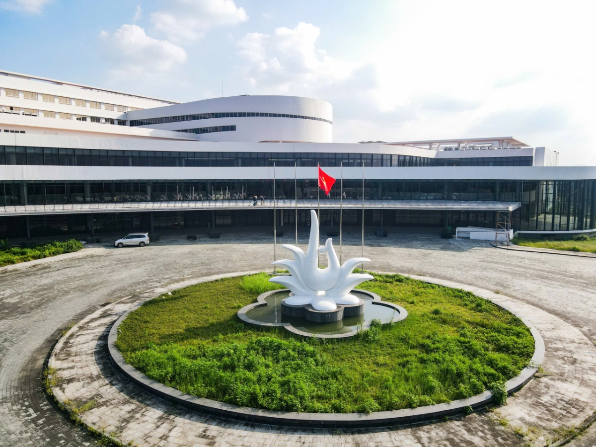 Khuôn viên bệnh viện dần hoàn thiện, hứa hẹn trở thành trung tâm y tế hiện đại của khu vực Nam đồng bằng sông Hồng.