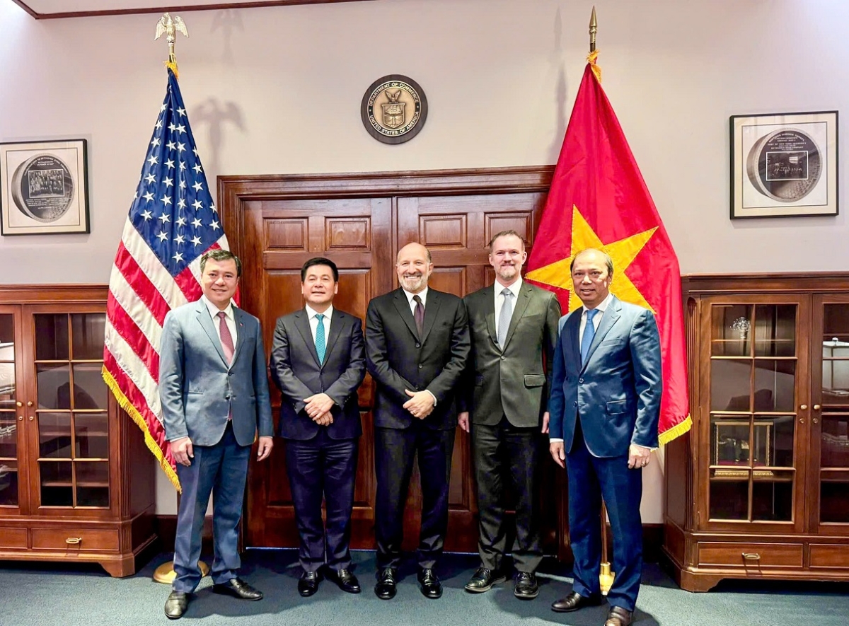 Bên lề Hội nghị Cấp cao ASEAN - Hoa Kỳ lần thứ 13, Bộ trưởng Nguyễn Hồng Diên đã có cuộc gặp gỡ với Trưởng Đại diện Thương mại Hoa Kỳ (USTR) Jamieson Greer trao đổi thống nhất đẩy nhanh tiến độ để đi tới kết thúc đàm phán, hướng đến hoàn thành Hiệp định thương mại đối ứng, công bằng và cân bằng.