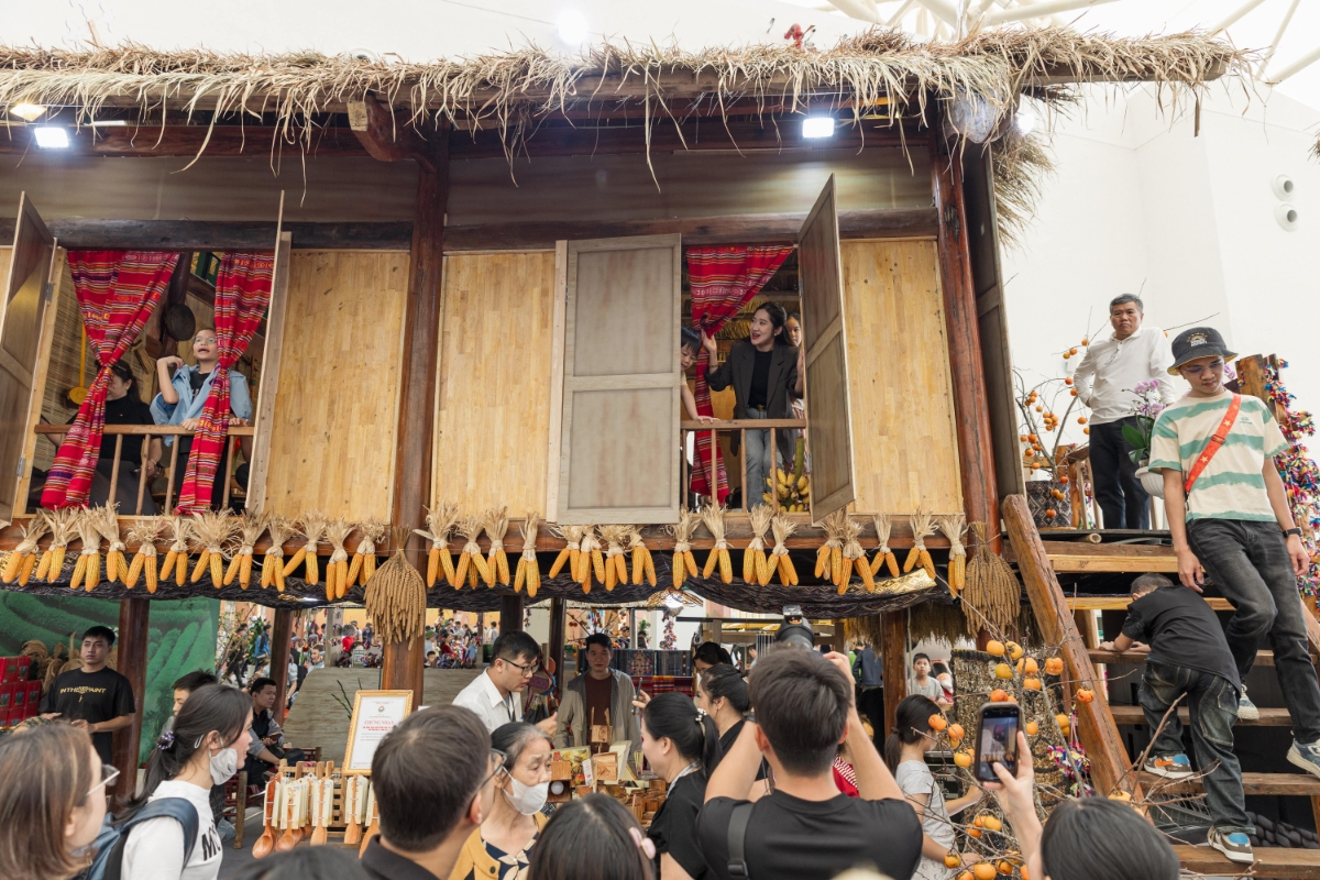 Gian hàng đặc sản vùng miền thu hút đông đảo khách hàng.