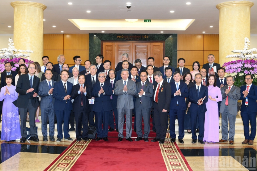 Tổng Bí thư Tô Lâm với các đại biểu tham dự hội thảo quốc tế Việt Nam học lần thứ 7. Ảnh: Nhân Dân