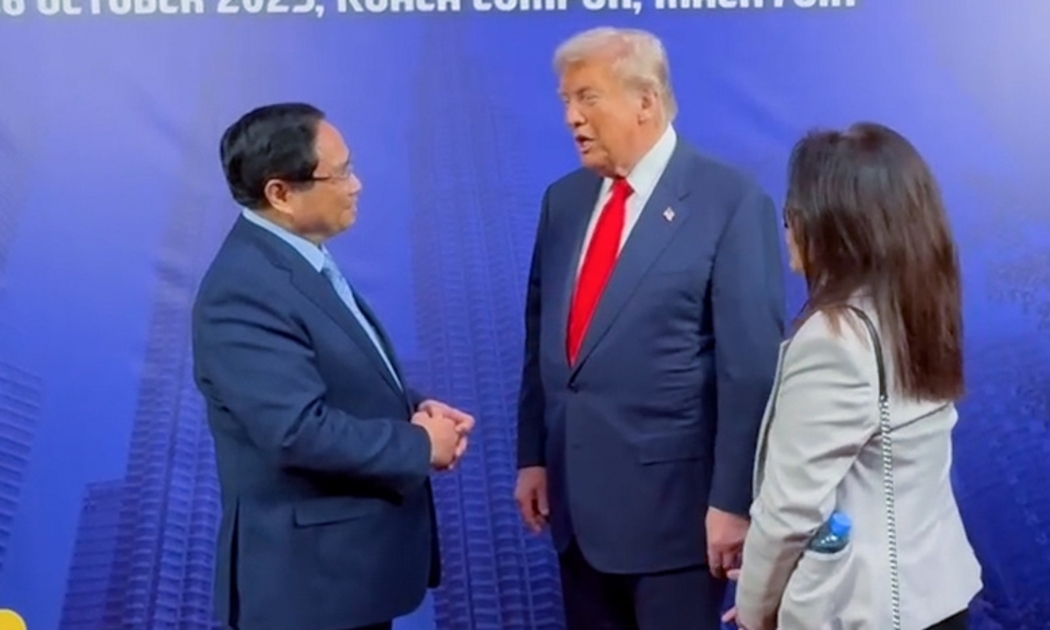 Thủ tướng Chính phủ Phạm Minh Chính đã có cuộc tiếp xúc ngắn với Tổng thống Hoa Kỳ Donald Trump bên lề Hội nghị cấp cao ASEAN - Hoa Kỳ lần thứ 13. Ảnh: TTXVN