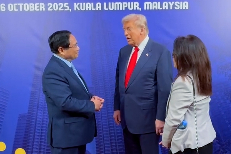 Thủ tướng Chính phủ Phạm Minh Chính đã có cuộc tiếp xúc ngắn với Tổng thống Hoa Kỳ Donald Trump bên lề Hội nghị cấp cao ASEAN - Hoa Kỳ lần thứ 13. Ảnh: TTXVN